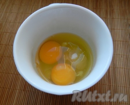 Яйца взбить с сахаром и щепоткой соли.