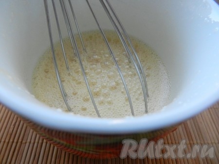 Добавить к яичной массе растительное масло и снова взбить.