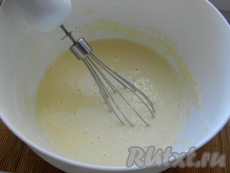 Начать постепенно добавлять муку, взбивая миксером, чтобы не было комочков. Тесто для блинов на кислом молоке нужно сделать более густым, чем обычно, а затем влить в тесто примерно пол стакана или чуть больше кипятка и довести тесто до блинной консистенции. При жарке блинов тесто должно плавно стекать и быстро заполнять всю поверхность сковороды.