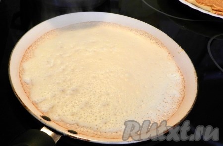 Жарить блины без добавления масла.