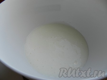 В кислое молоко всыпать соду, перемешать и оставить. Масса должна вспениться и немного увеличиться в объеме.