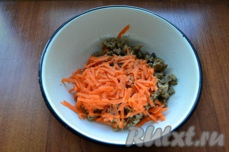 Заранее сварить вкрутую яйцо (на отваривание с момента закипания воды потребуется минут 9-10), затем остудить его и очистить. Куриную печень промыть и отварить в течение 15 минут с момента закипания воды, затем достать из воды и остудить. Нарезать печёнку на небольшие кусочки (или натереть на крупной тёрке), выложить в миску, добавить очищенную сырую морковь, натёртую на крупной тёрке.