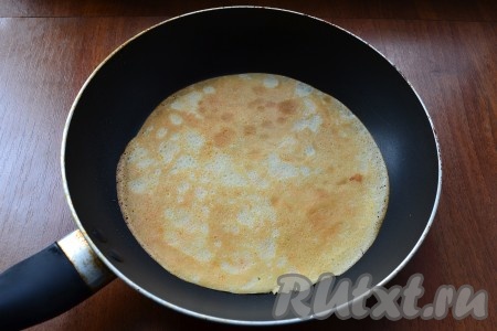 Блины жарить на разогретой сковороде (перед выпеканием первого блина сковороду нужно смазать растительным маслом) обычным способом - до румяности с двух сторон. 