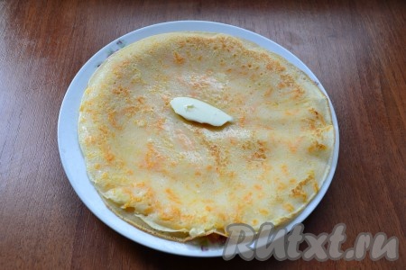 Готовые тыквенные блины смазать сливочным маслом.
