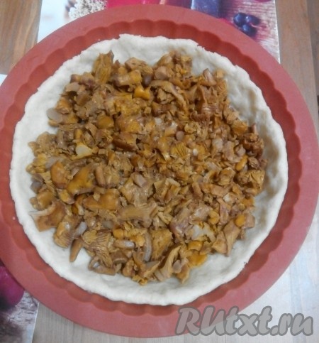 На тесто выложить грибы.