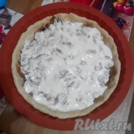 Для приготовления заливки сметану слегка взбить с яйцом, немного посолить, добавить любимые специи и зелень при желании. Залить сверху грибы.