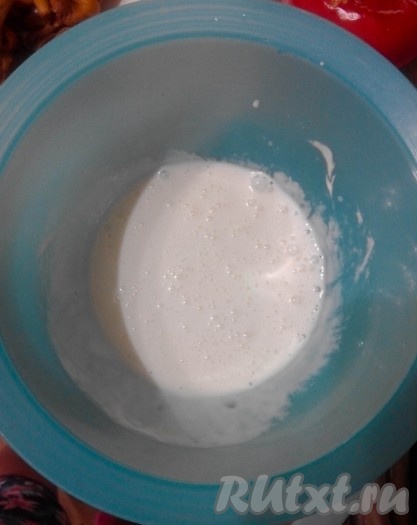 Яйцо взбить со сметаной, добавить немного соли и соду, перемешать.