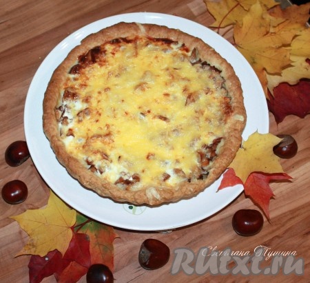 Форму с пирогом отправить в предварительно разогретую до 180 градусов духовку на 30-40 минут. У меня открытый заливной пирог с лисичками выпекался 30 минут.