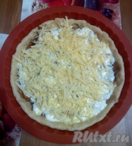 Посыпать натертым сыром.