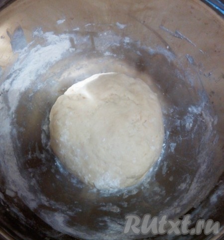 Яично-сметанную массу влить в муку с маслом и замесить тесто. Если муки немного не хватило, то добавить. Тесто должно быть гладким и не приставать к рукам. Готовое тесто убрать в холодильник на 30 минут.
