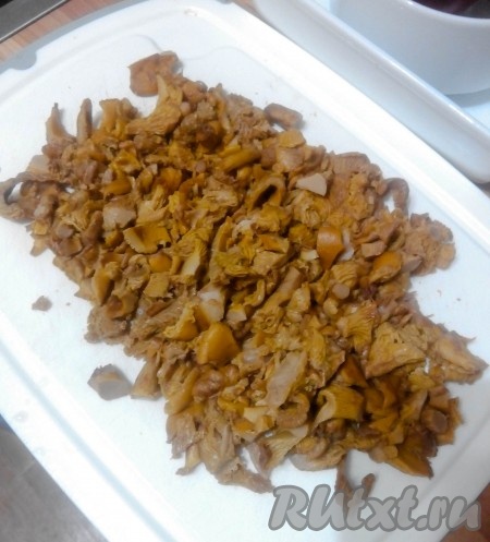 Лисички очистить, промыть, отварить в подсоленной воде до готовности. Воду слить, грибы нарезать небольшими кусочками. При желании, грибы можно обжарить с мелко нарезанным репчатым луком.