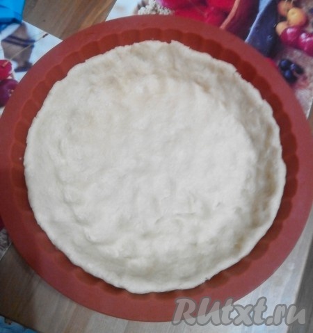 Форму для запекания смазать маслом, выложить тесто, распределить его по всей форме.