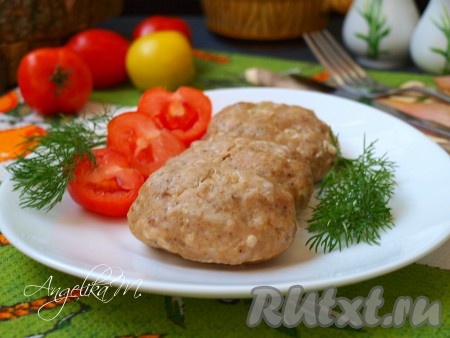 Подать вкуснейшие рыбные котлеты, приготовленные на пару, к столу со свежими овощами.
