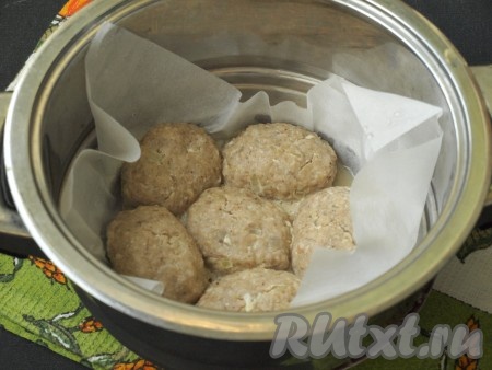 В кастрюлю налить горячую воду из чайника, добавить в неё лавровый лист, сверху установить пароварку, накрыть крышкой. Готовить рыбные котлеты 20-25 минут.
