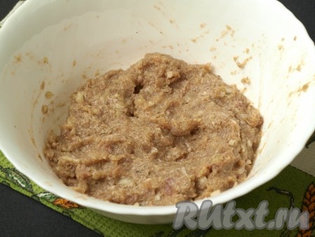 Хорошо перемешать фарш, несколько раз постучать об миску, чтобы удалить лишний воздух.
