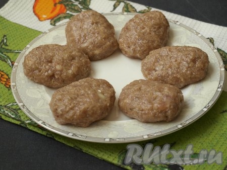 Сформировать влажными руками котлеты.
