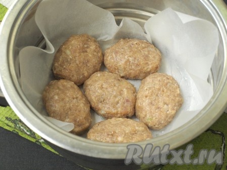 Пекарскую бумагу совсем немного смазать растительным маслом, выложить в пароварку, сверху разложить котлеты (я готовила рыбные котлетки в два захода).
