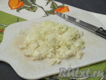 Для приготовления фарша свежую или предварительно размороженную рыбу нужно тщательно отделить от кожи, хребта и костей, пропустить через мясорубку или перекрутить в комбайне. Нам понадобится 400 грамм рыбного фарша. Фарш у меня приготовлен из речной рыбы. Можно, конечно, взять и покупной фарш. Очищенную луковицу мелко нарезать (можно перекрутить в комбайне или мясорубке).