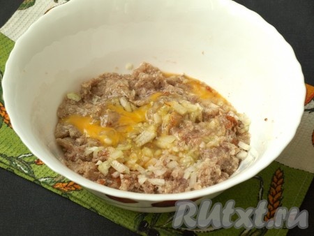 Рыбный фарш выложить в миску, посолить и поперчить. Добавить лук и яйцо.
