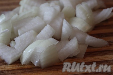 Лук очистить и произвольно нарезать.
