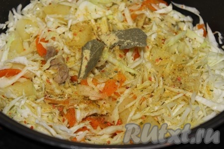 Овощное рагу с курицей посолить, приправить по вкусу, добавить лавровые листья и влить 100-150 мл теплой воды или овощного бульона. Закрыть крышку мультиварки, выставить программу "Тушение" на 40 минут.
