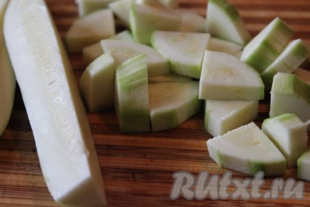 Кабачок вымыть (если кабачок молодой, шкурку можно не срезать), нарезать брусочками желаемого размера.
