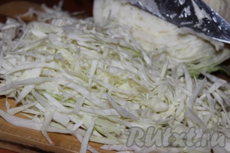 Пока обжаривается курица, тонко нашинковать капусту.
