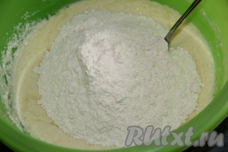 Затем начать небольшими порциями подсыпать муку. Сначала тесто перемешивать ложкой.

