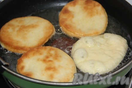 Жарить на среднем огне с двух сторон до золотистого цвета.