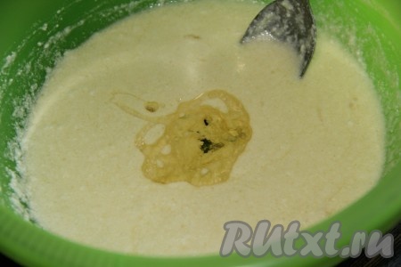 В получившуюся творожную массу добавить соду и 2 столовых ложки растительного масла, тщательно перемешать.