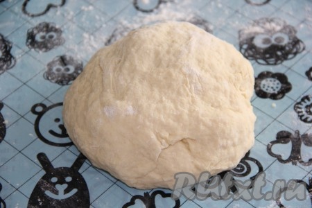Как только тесто соберётся в шар, переложить его на силиконовый коврик или на стол, припылить мукой и вымесить. Тесто получится мягким, нежным и слегка липнущим. Как только получили тесто нужной консистенции, значит больше муку добавлять не нужно.