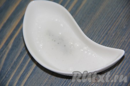 Соду погасить лимонным соком.