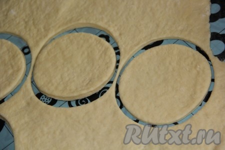 Скалкой раскатать творожное тесто в пласт толщиной, примерно, 5 миллиметров. Вырезать из теста кружочки, размер которых выбирайте сами (это и будут наши будущие лепёшки).