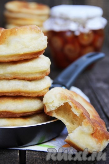 Готовые творожные лепёшки переложить со сковороды на бумажное полотенце, чтобы удалить излишки жира. Постепенно пожарить все лепёшки. На фото видно, с какой полостью внутри получаются лепёшки. Эти очень вкусные и нежные лепёшки хороши и в горячем, и в холодном виде, попробуйте!