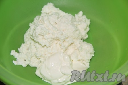 В глубокой миске соединить творог и сметану.