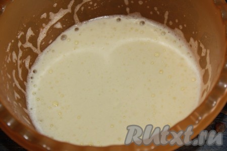 Взбить яйца с сахаром и солью с помощью миксера.