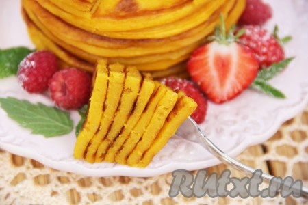 Пышные и очень вкусные тыквенные оладьи, замешанные на кефире, подать со сметанкой или вареньем. Благодаря тому, что в тесто добавляется запечённая тыква, оладьи получаются нежнейшими, попробуйте!