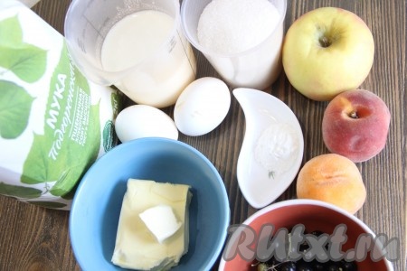 Вот из таких продуктов готовится этот прекрасный фруктовый пирог, замешанный на кефире.