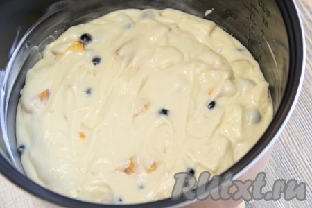 Этот фруктовый пирог можно испечь в мультиварке или в духовке. Если выпекать в мультиварке, тогда тесто выложить в чашу мультиварки, смазанную растительным маслом, выставить режим "Выпечка", время приготовления, примерно, 90 минут. Если выпекать в духовке, тогда в форму для выпечки, смазанную растительным маслом, выложить тесто, поставить форму в духовку, разогретую до 200 градусов, и выпекать, примерно, 45-50 минут. Готовность выпечки проверить сухой зубочисткой.
