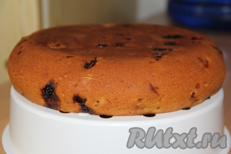 Готовый пирог слегка остудить, а затем достать из чаши мультиварки или формы для выпечки.
