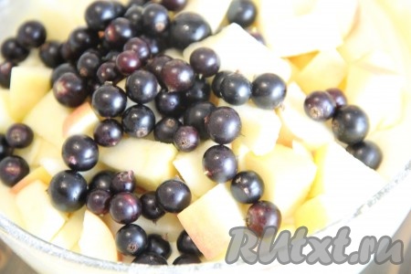 Добавить фрукты и ягоды в тесто.