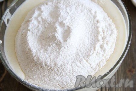 Добавить просеянную муку и разрыхлитель, перемешать силиконовой лопаткой.

