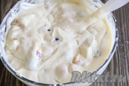 Аккуратно, с помощью силиконовой лопатки, подмешать фрукты в тесто. Тесто получится очень воздушным, в меру густым.