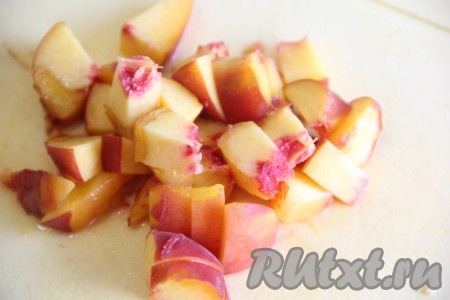 Фрукты и ягоды вымыть, обсушить. Фрукты нарезать на кусочки среднего размера. Я готовила с черной смородиной, поэтому добавляла целые ягоды в тесто. Если готовите с какими-то крупными ягодами, то их можно тоже нарезать.