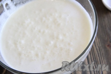 Хорошо перемешать массу миксером на низкой скорости.
