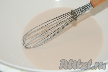 Размешать венчиком и поставить опару в тёплое место на 30 минут, накрыв крышкой.
