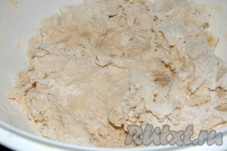 Муку просеять. Муку добавлять в миску постепенно, перемешивая тесто вначале ложкой, а затем продолжать замес руками. Следите, чтобы не добавить лишнюю муку, иначе дрожжевое тесто будет грубым. Муки нужно столько, чтобы тесто перестало липнуть к рукам.