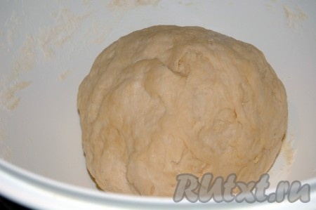 Скатать дрожжевое тесто в шар, выложить в глубокую миску и убрать в тёплое место (без сквозняков) минут на 30-60 для подхода. Для того чтобы тесто не заветрилось, накройте миску полотенцем (можно затянуть миску&nbsp; пищевой плёнкой). Тесто должно увеличиться в два раза. Возможно, времени для подхода потребуется чуть больше, многое зависит от температуры в помещении.