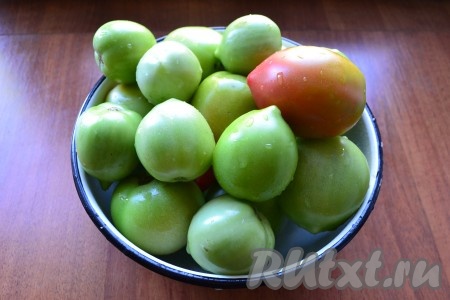 Помидоры вымыть под проточной водой.
