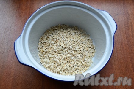 В кастрюльку, пригодную для микроволновок, всыпать овсяные хлопья.